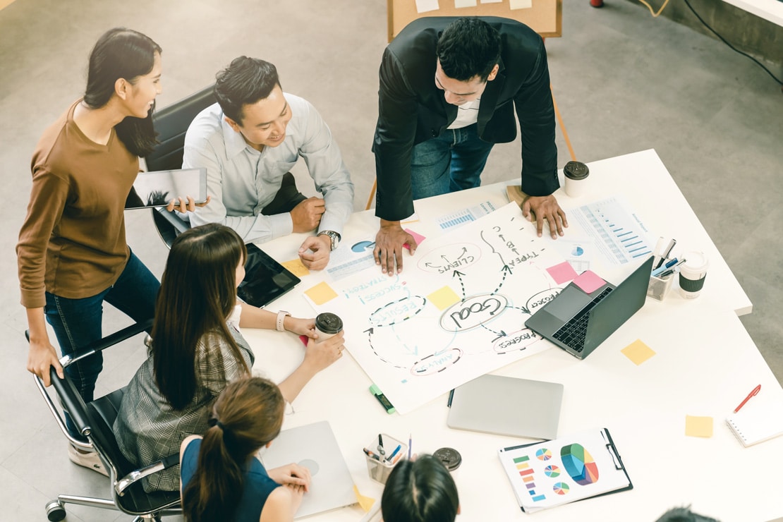 Réunion d'équipe pour créer un plan marketing et un plan de communication