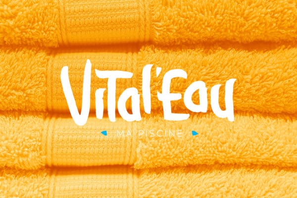 Logo Vital'Eau sur fond avec une image jaune