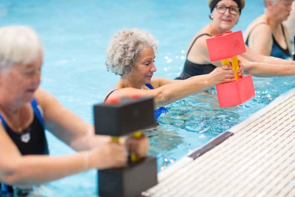 Cours d'une activité aquatique pour seniors chez Vital'Eau