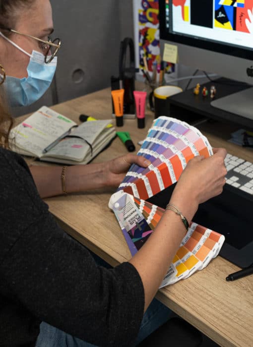 Claire, graphiste avec un nuancier Pantone