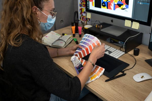 Claire, graphiste avec un nuancier Pantone