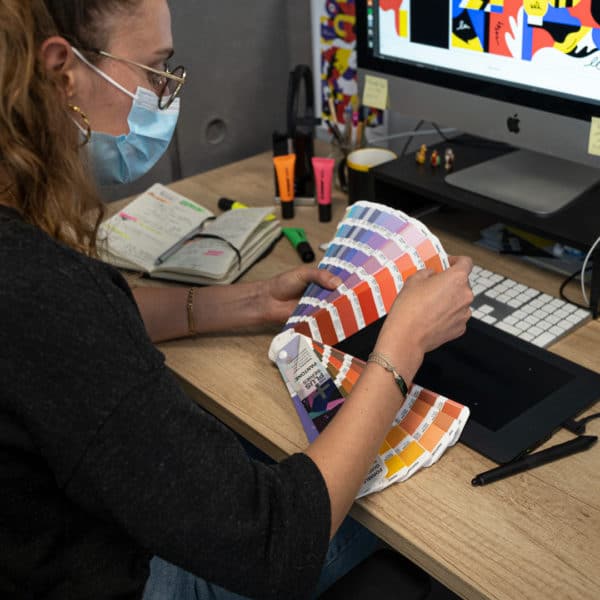 Claire, graphiste avec un nuancier Pantone