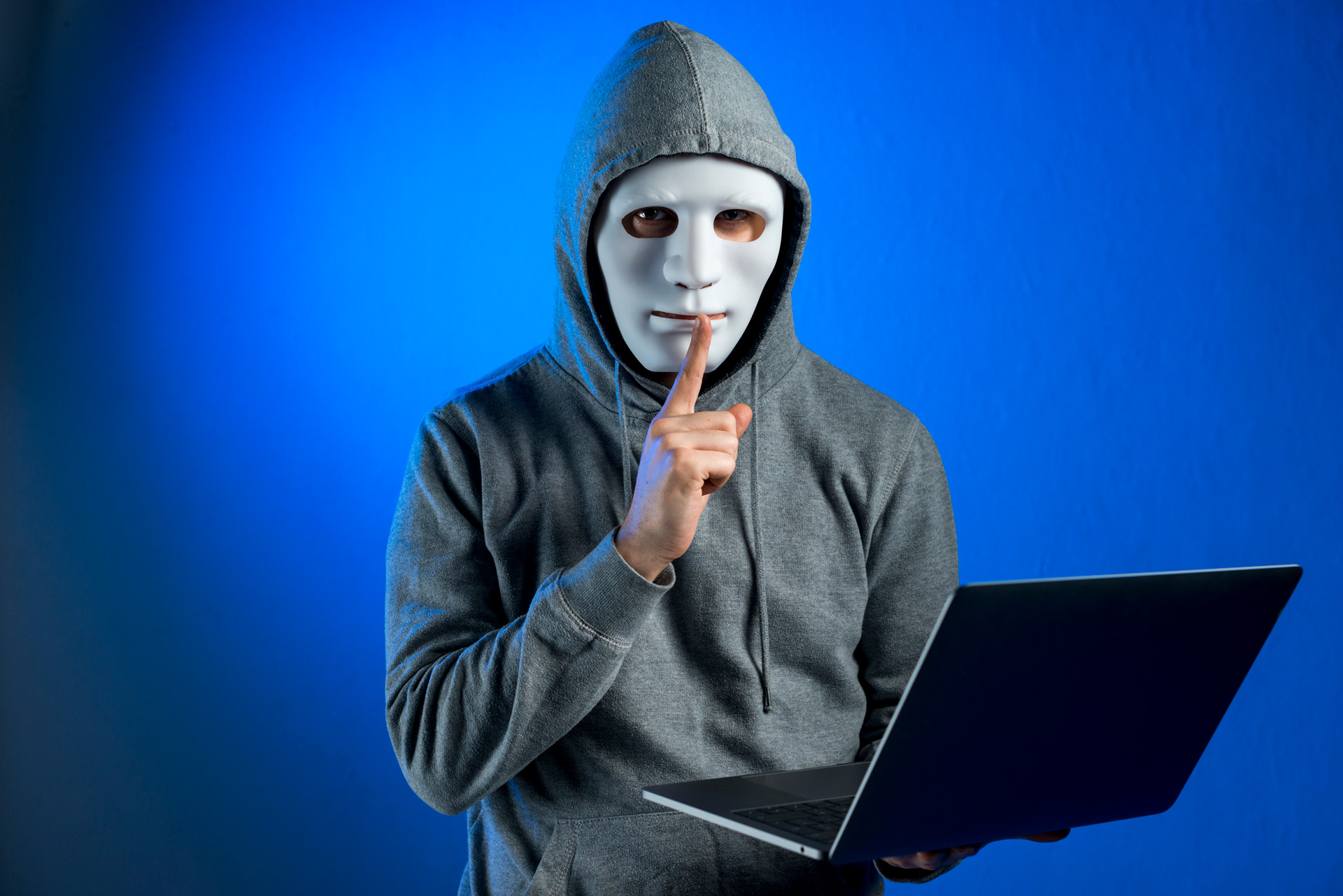 Hacker masqué avec son ordinateur