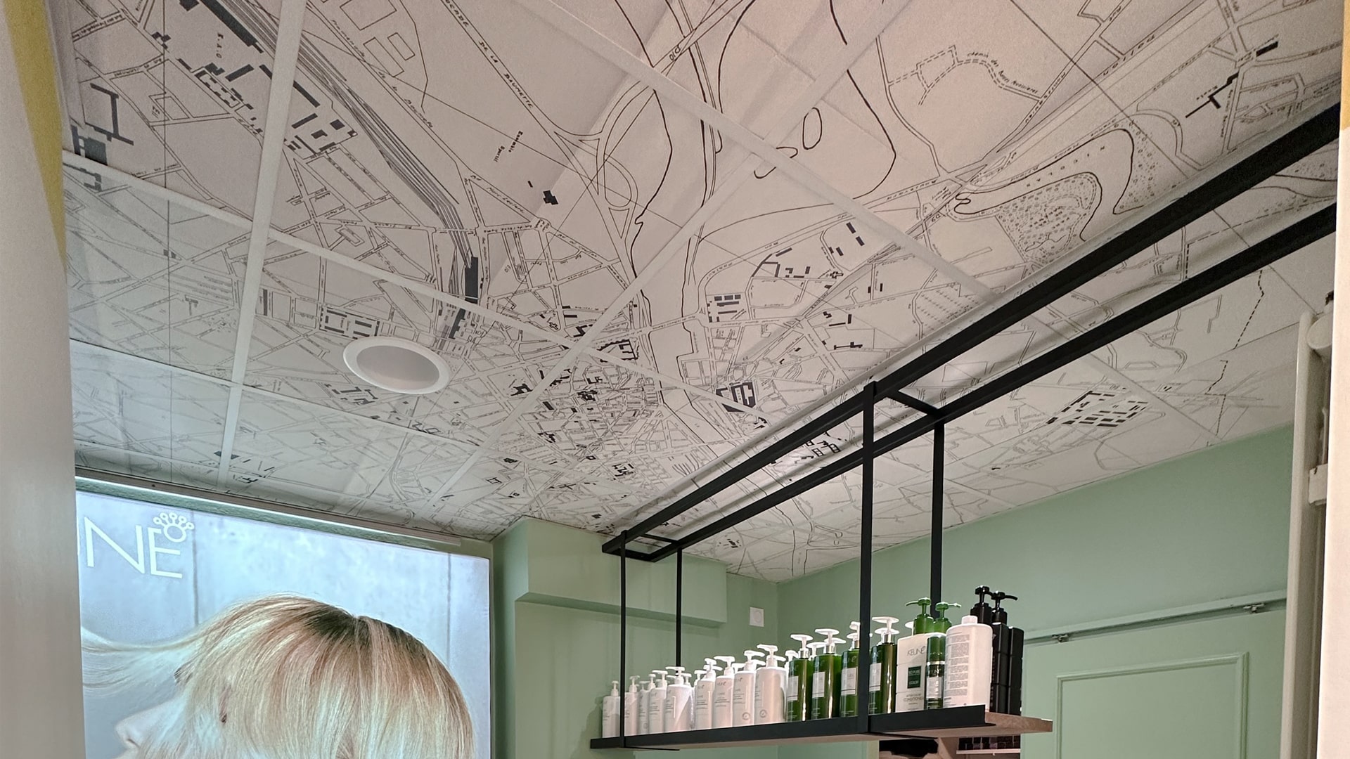 Photo du salon de coiffure avec du papier peint personnalisé au plafond