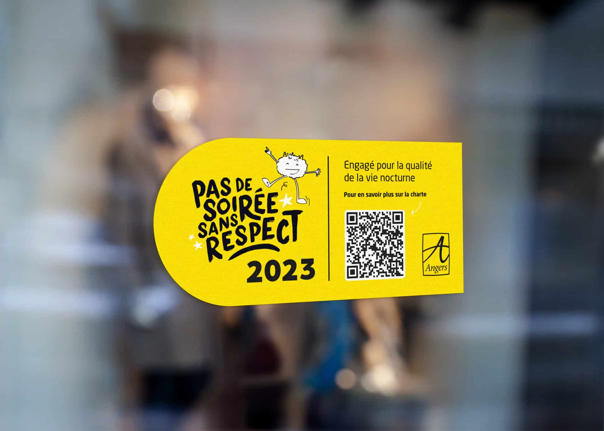 mise en situation du sticker posé sur une vitrine d'un établissement adhérent à la charte de la qualité de la vie nocturne