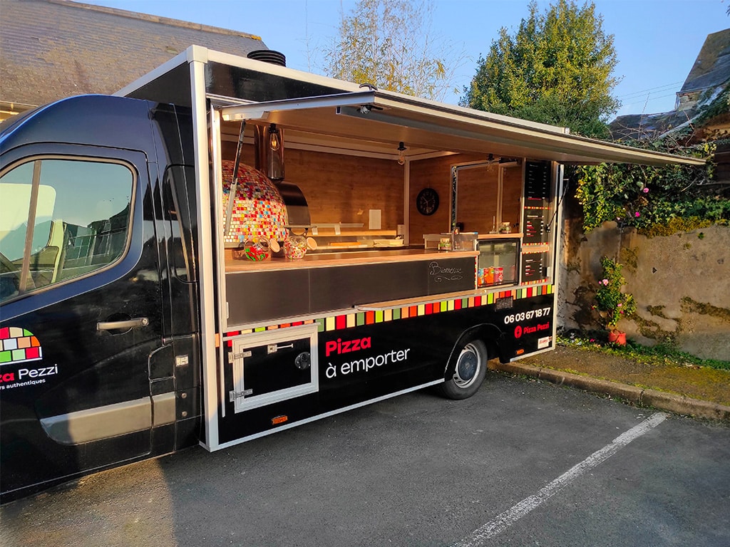 Photo du covering du camion à pizza de Pizza Pezzi avec vue de l'intérieur du véhicule