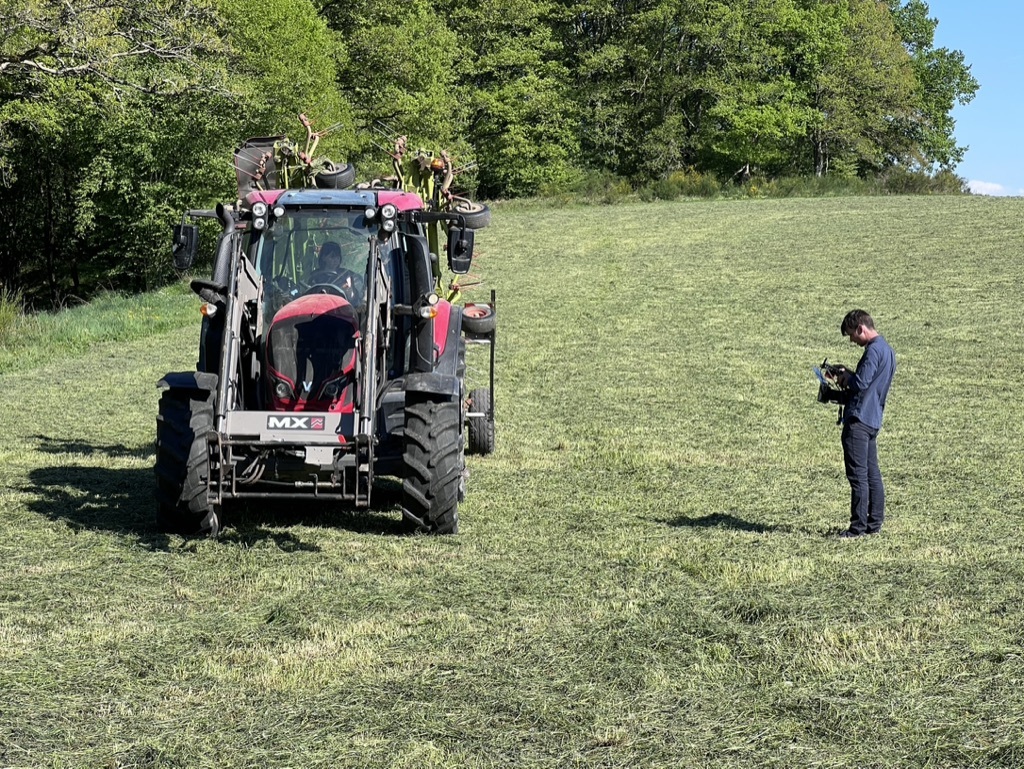 Image du tournage illustrant un Marcel filmant un tracteur
