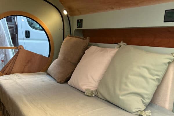 Photo de l'intérieur d'une mini-caravane construite et proposée à la location par Les Petites Voyageuses